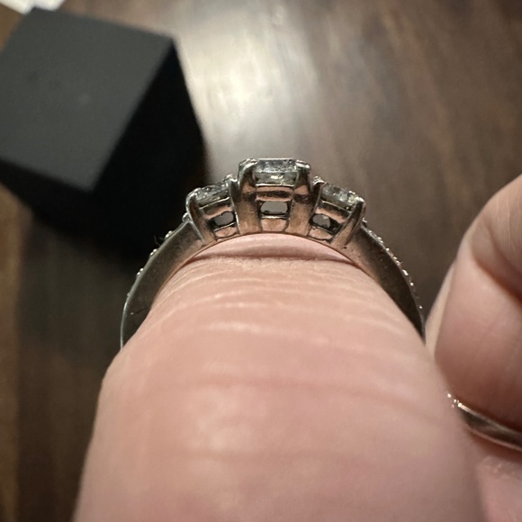 10kt white gold 1ct diamond 3 stone engagement ring - Picture 3 of 7